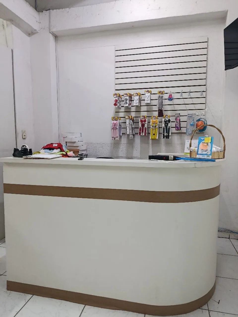 Móveis Planejados Completo para Loja - MDF Branco (Com Balcão, Caixa e Painel) - Foto 3