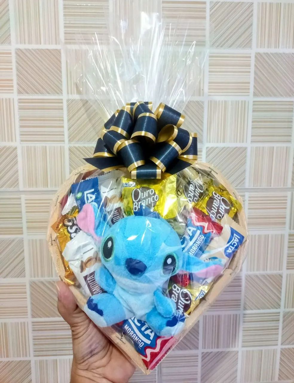 Cesta com  chocolate em formato de coração  - Foto 3