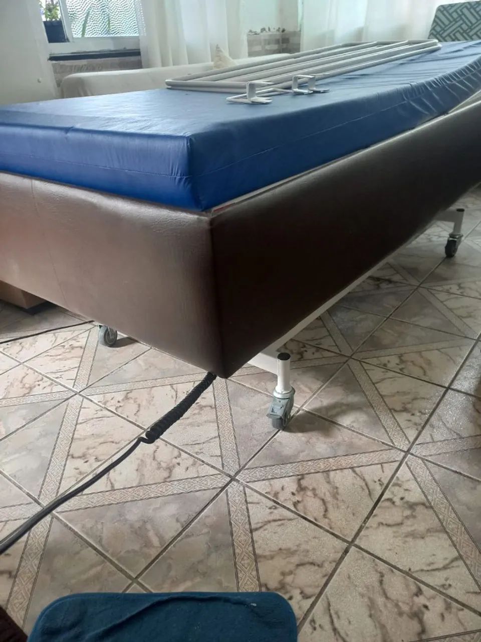 Cama articulada elétrica motorizada com elevação com Grades + colchão  - Foto 5