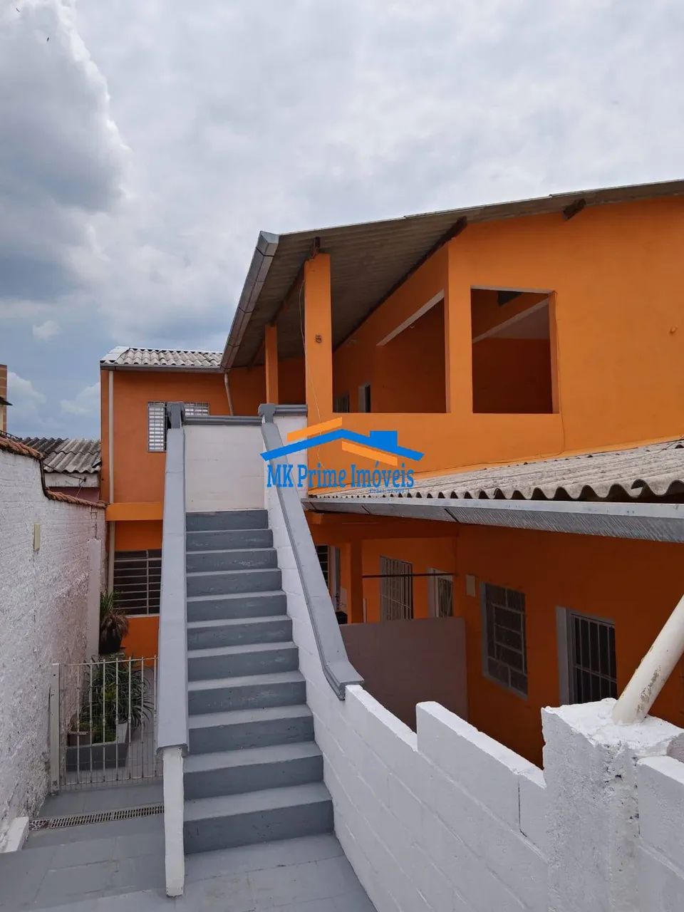 Terreno com 6 Casas e Renda: Oportunidade de Investimento.