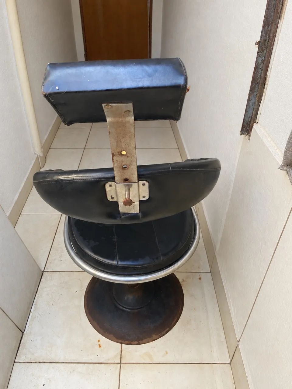 Cadeira de Cabeleireiro / Barbeiro com Apoio de Cabeça - Usada - Foto 4