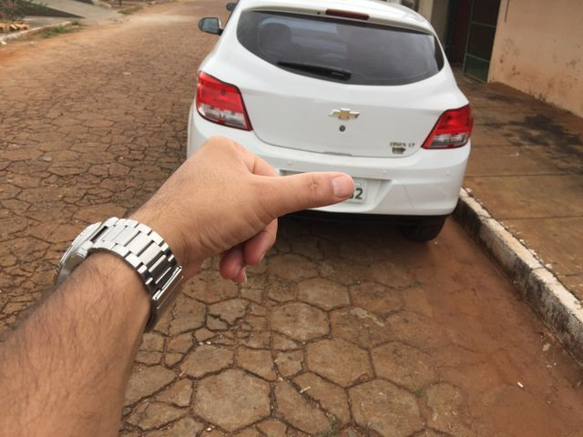 Vende se ônix Lt 1.0 branco analiso trocas - Foto 5