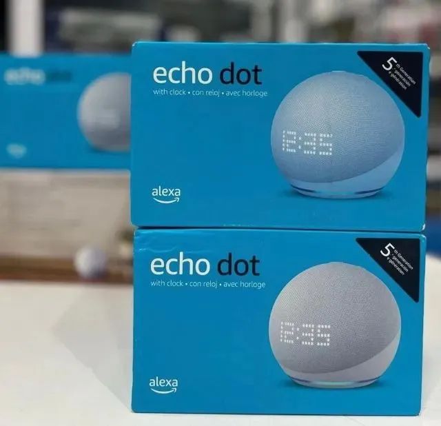 Echo Dot 5th Gen with clock com assistente virtual Alexa