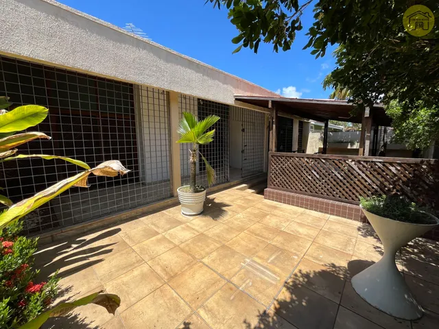 Vendo excelente casa localizada no prestigiado bairro de Campo Grande, em Recife, PE