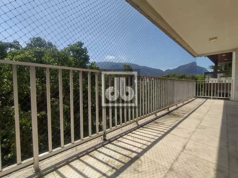 Apartamento à venda no Leblon desocupado com varanda, 4 quartos sendo 2 suítes copa-cozinh