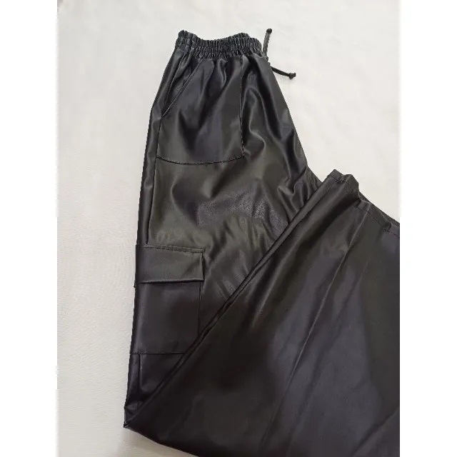 Calça Preta Feminina Cigarrete Courino Lisa.