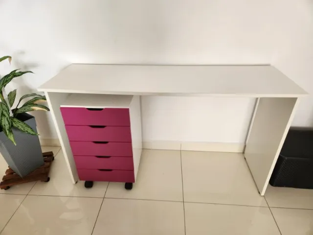Escrivaninha com Gaveteiro