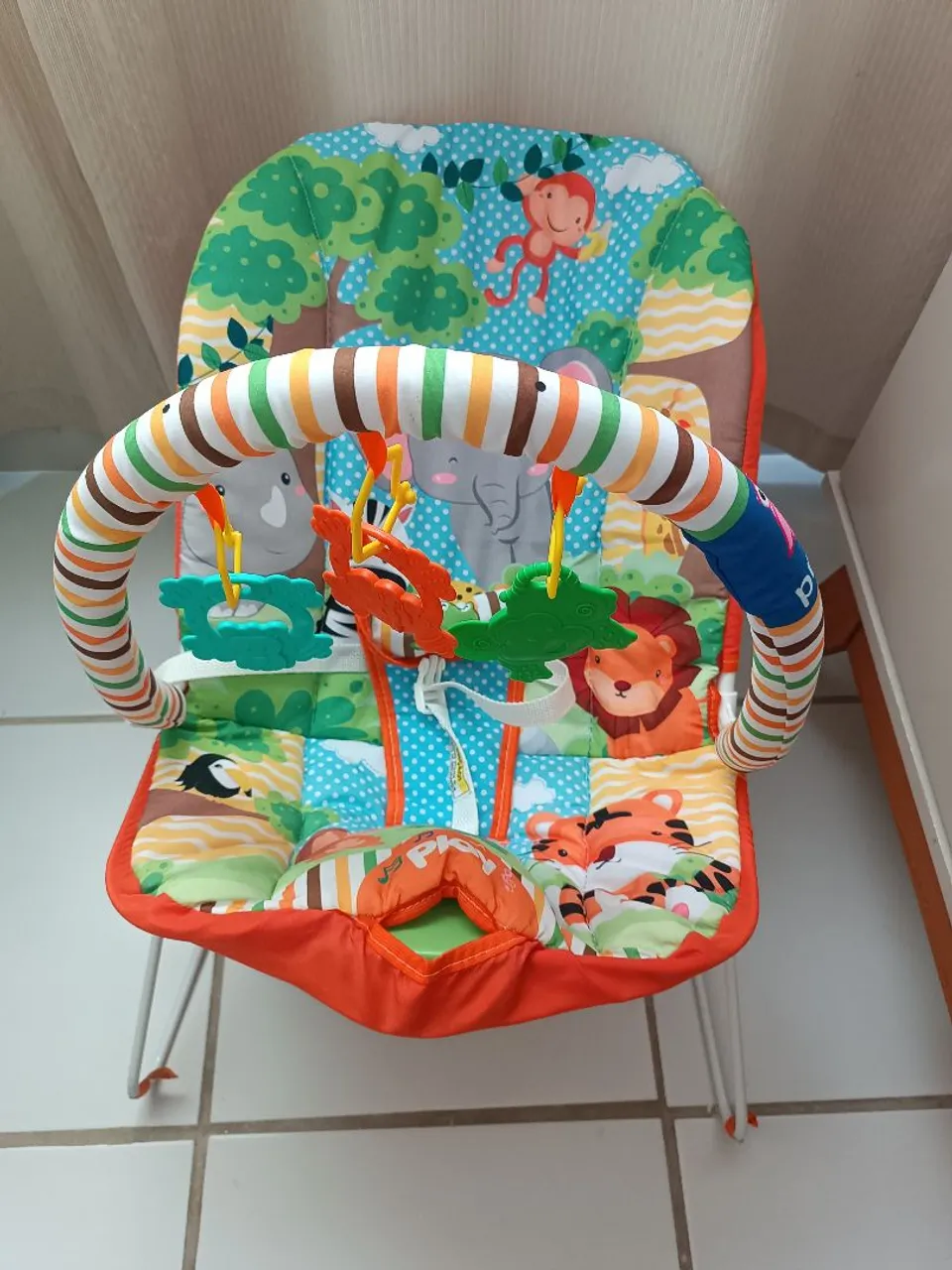Cadeirinha de descanso infantil com brinquedos