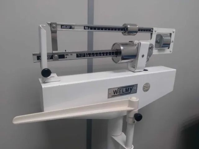 Balança corporal mecânica Welmy em Aço Branco 135 cm x 43 cm x 54 cm - Foto 3