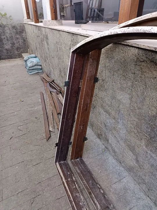 Kit com 2 janelas coloniais de madeira e uma porta de madeira. - Foto 5