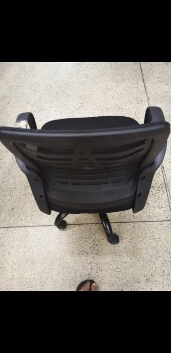 Cadeira de Escritório Giratória com Rodinhas - Preta - Foto 5