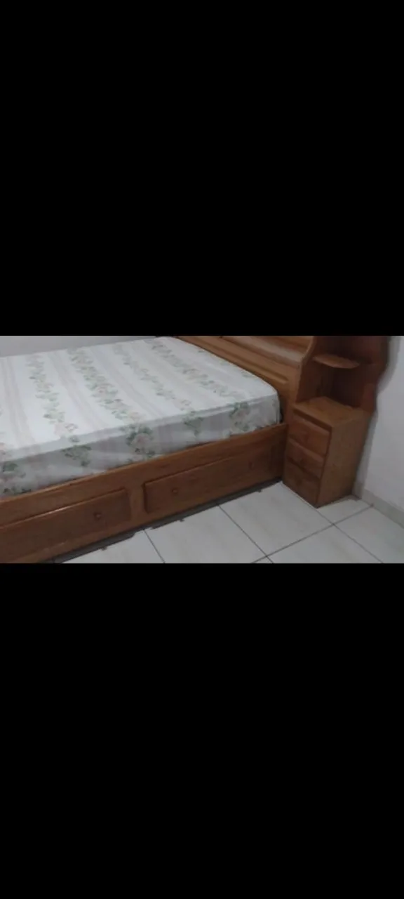 Cama nova de Madeira com Criado-Mudo Integrado