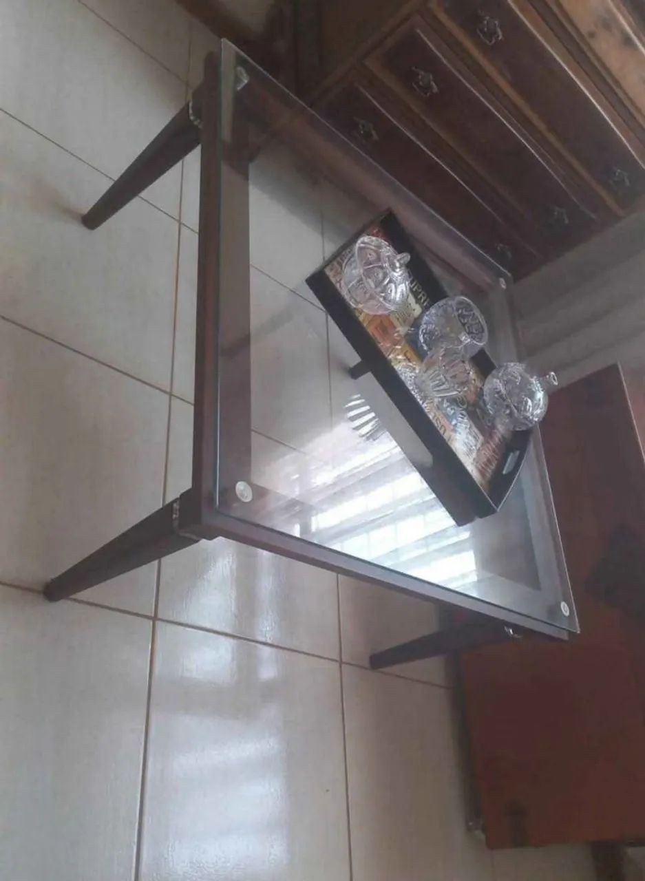 Mesa de centro em vidro e madeira