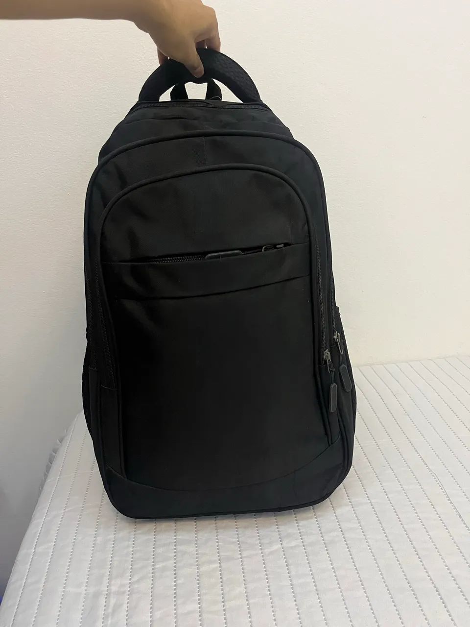Mochila preta grande com espaço para notebook