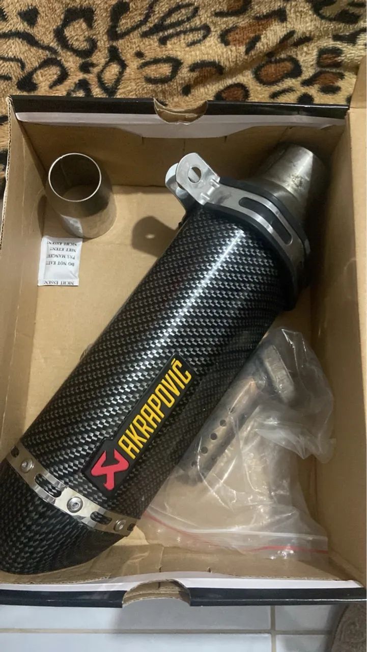 Escapamento Akrapovic Moto e alça para tanque
