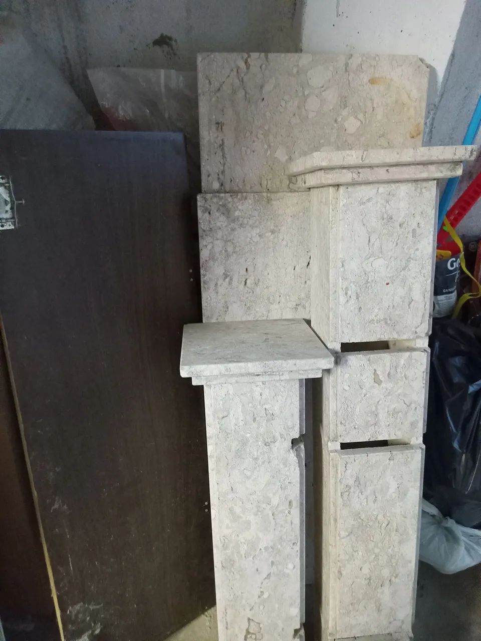 Saldo de.pisos diversos , e uma estante de.marmore.para doação  - Foto 2