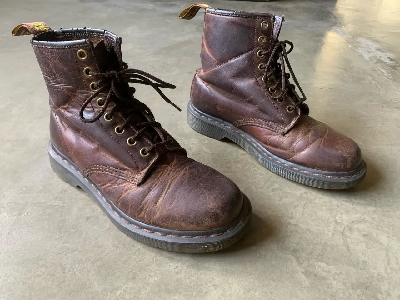 Bota Dr. Martens de Couro Marrom - Foto 2