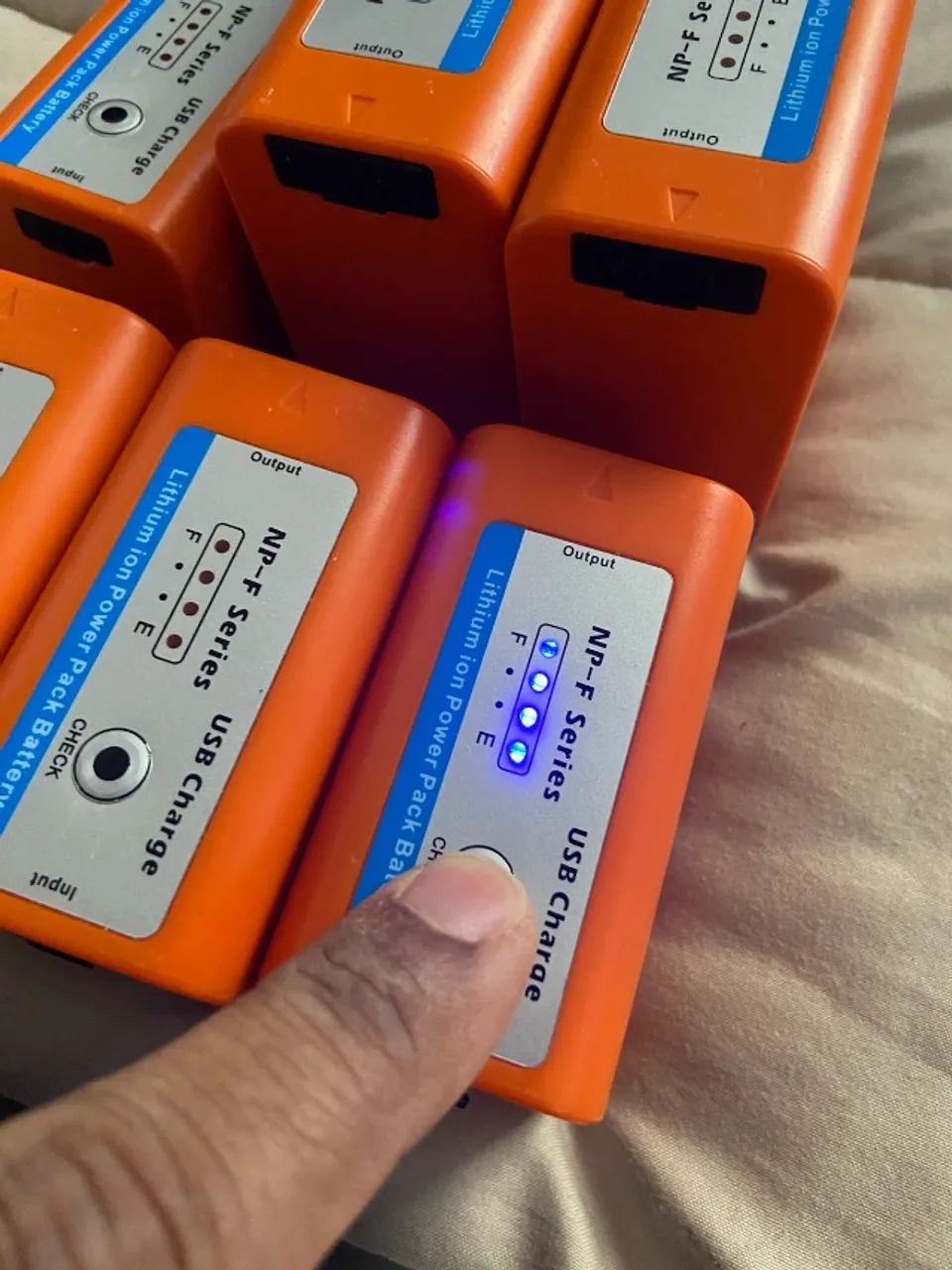 Kit com 6 Baterias NP F970/50 + Carregador Duplo (Batmax)