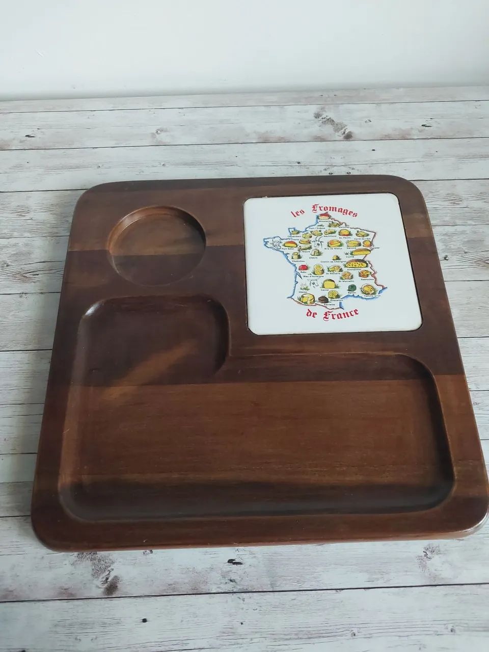 Tábua de corte vintage com mapa de queijos franceses tropical art anos 60