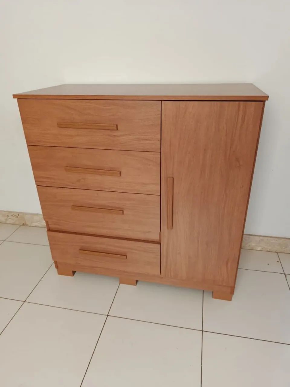 Cômoda com 4 gavetas e porta