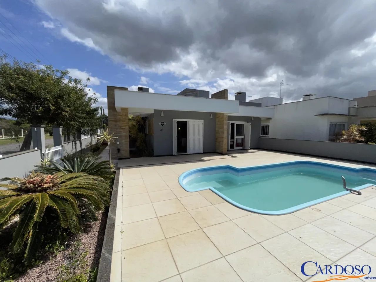 Belíssima casa com piscina e mobiliada - Foto 2