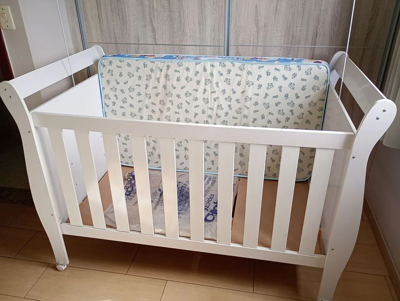 Berço de madeira branco vira mini cama + colchão . completo semi novo  - Foto 3