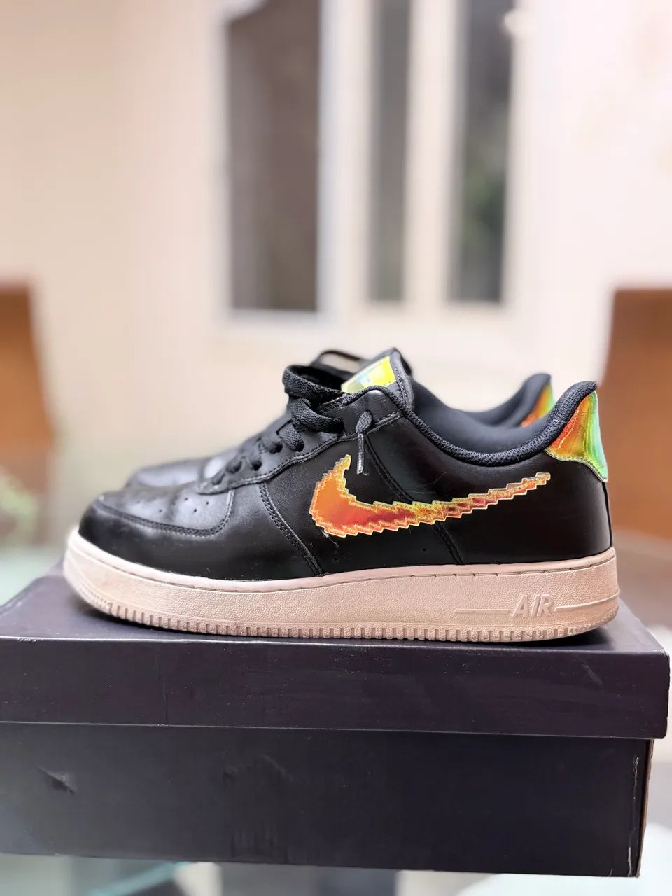 Nike Air Force Low Black Iridescent Pixel Swoosh Calçados