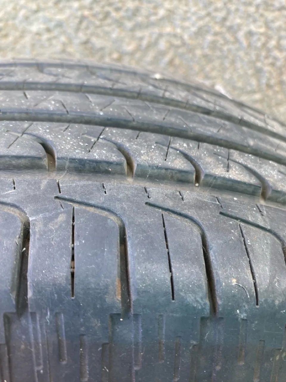 Pneus Goodyear 215/60/17 - 98% de Borracha - Foto 4