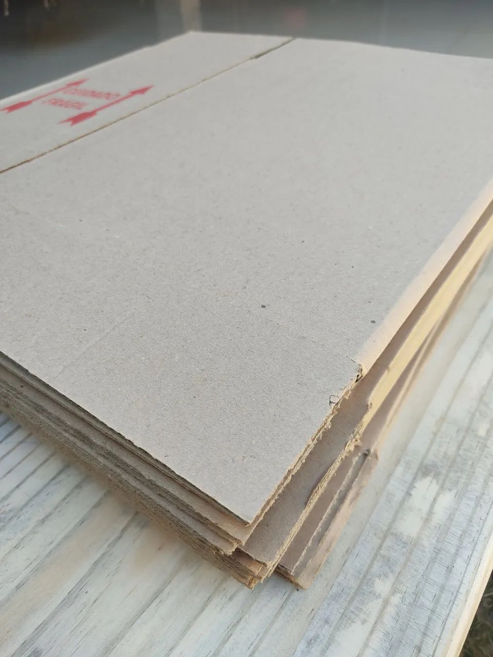 Caixa de papelão com aviso 'Frágil' - Foto 2