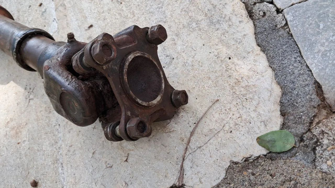 Eixo cardan dianteiro da Hilux srv 3.0, TDI, manual, 4x4, 2002/04. - Peças  para tratores e máquinas - Setor de Habitações Individuais Sul, Brasília  1441522592 | OLX