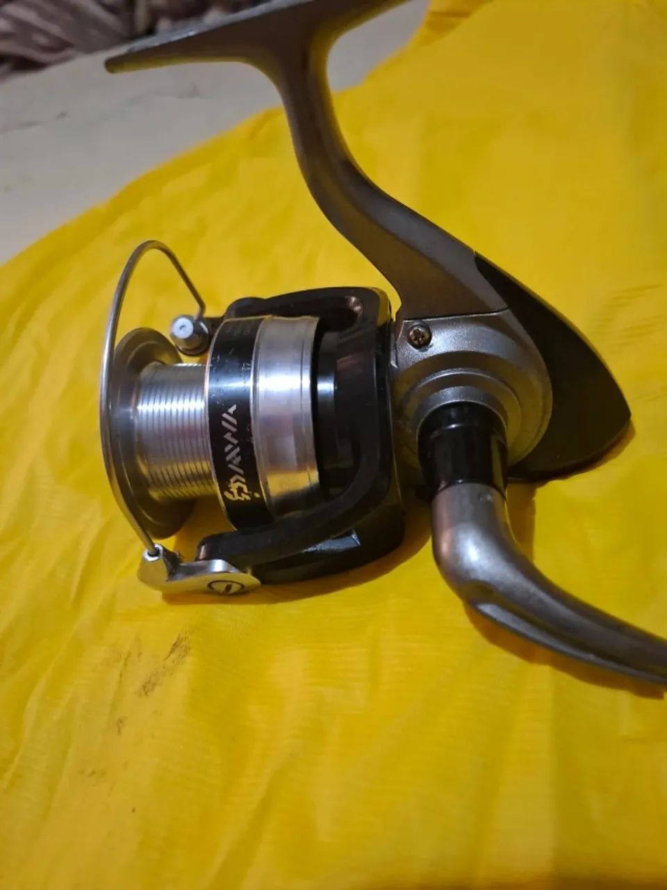 molinete daiwa strikeforce 400B semi novo