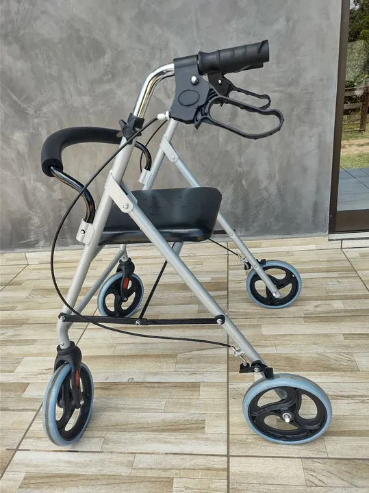 Andador com assento para idosos