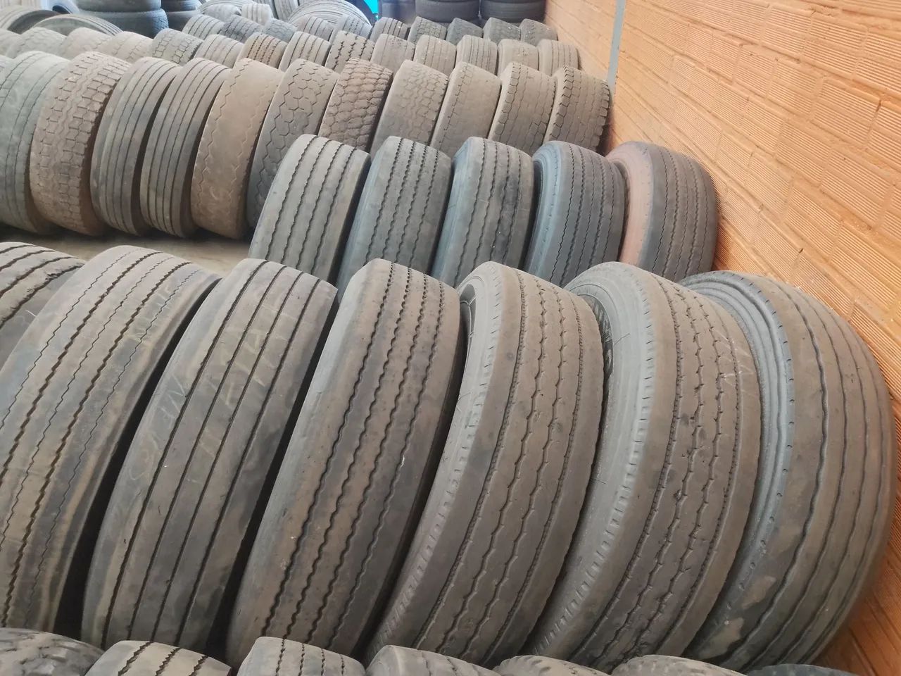 Vende-se pneus 295/80R22. 5 usados 