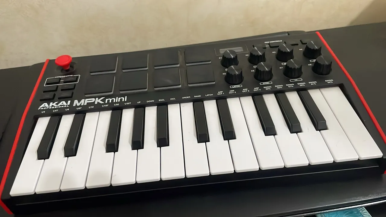 Teclado Controlador MIDI AKAI MPK Mini