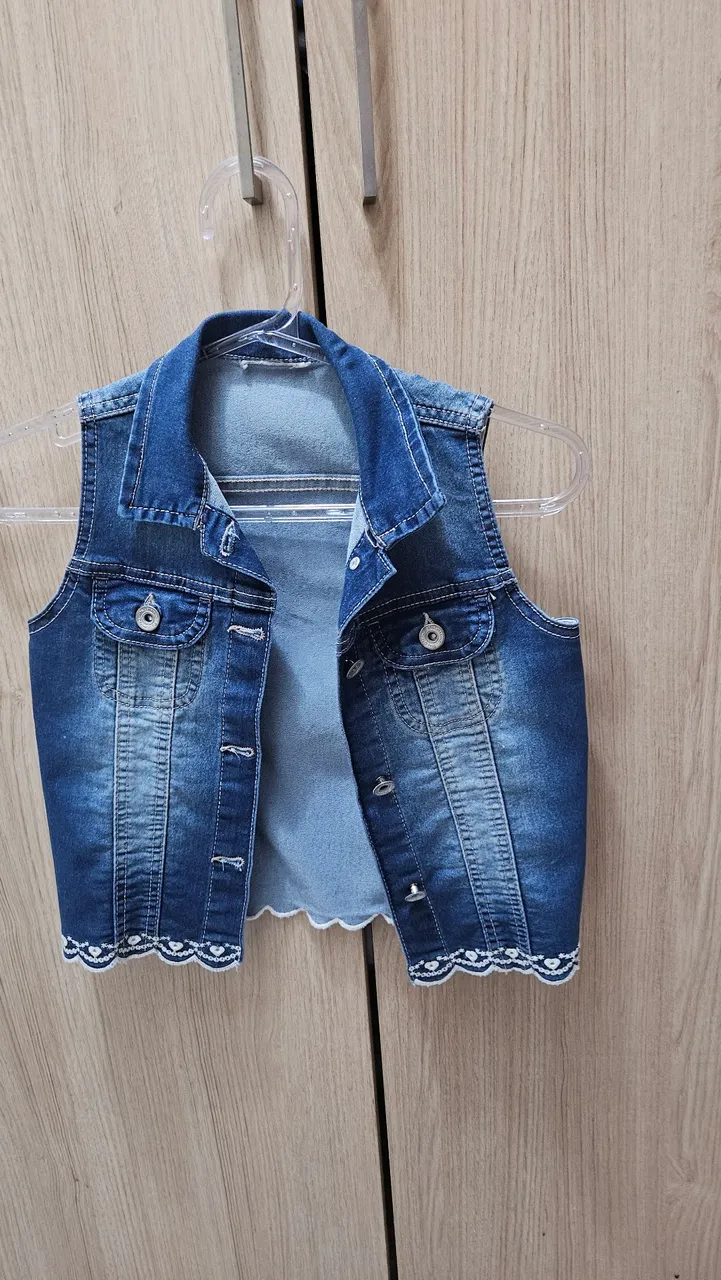 Colete Jeans Infantil com Detalhe em Renda