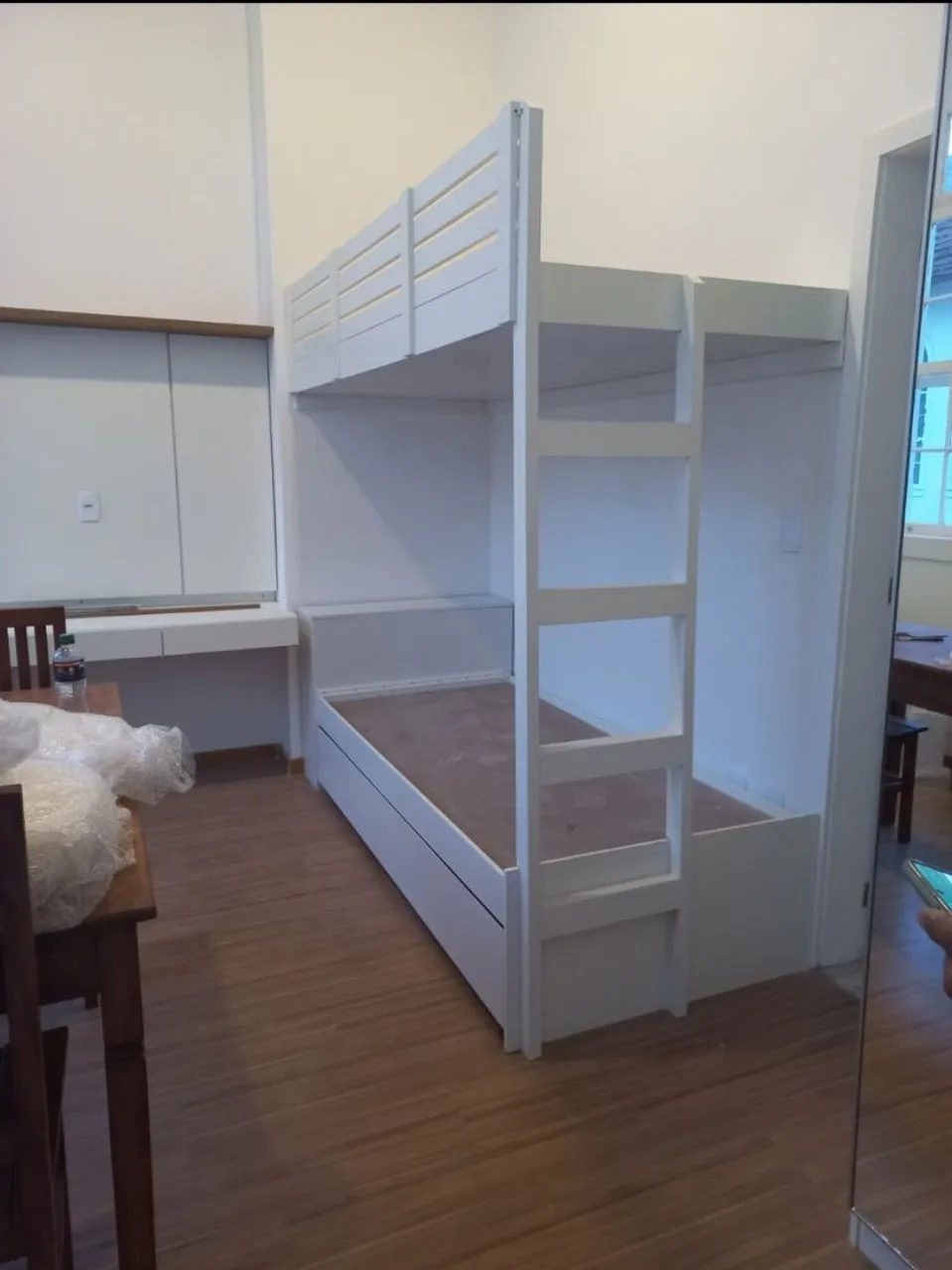 Treliche Branca com Escada e Design Moderno