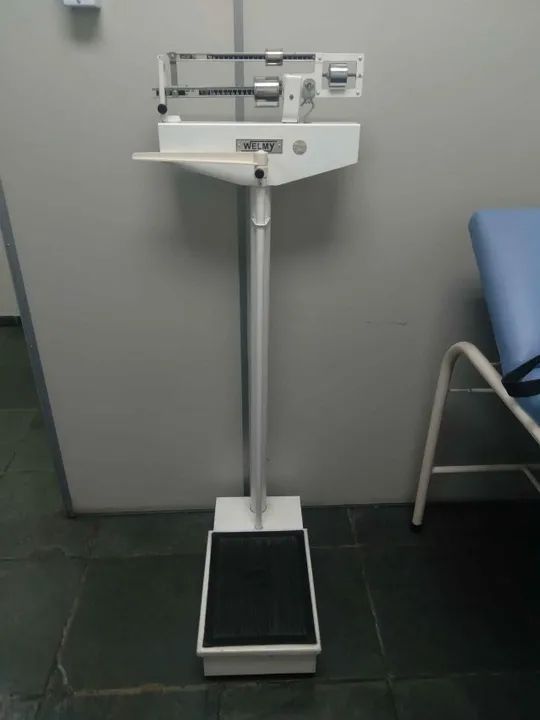 Balança corporal mecânica Welmy em Aço Branco 135 cm x 43 cm x 54 cm