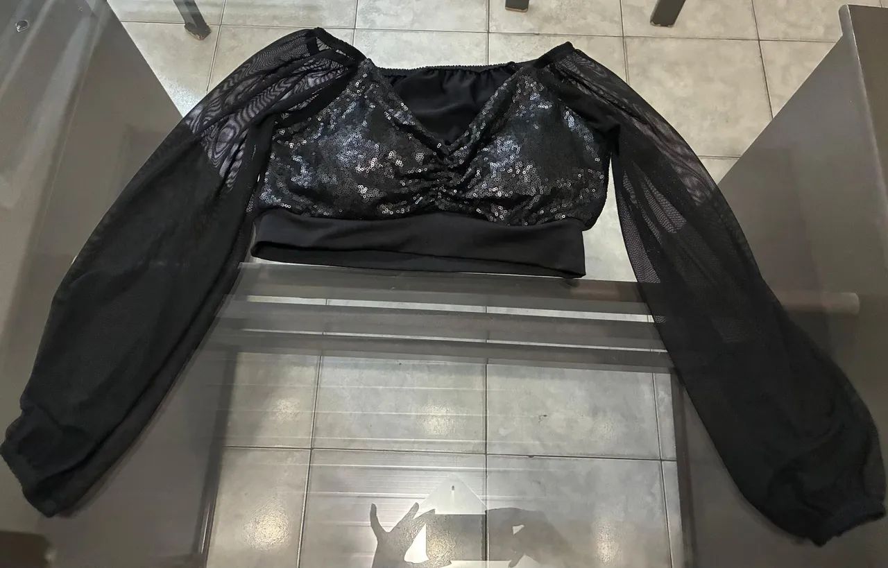 Vendo cropped preto brilhoso com manga de tule