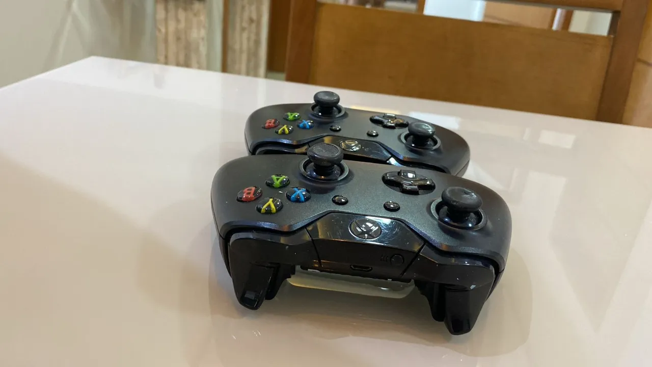 2 controles de x box onde por 450$