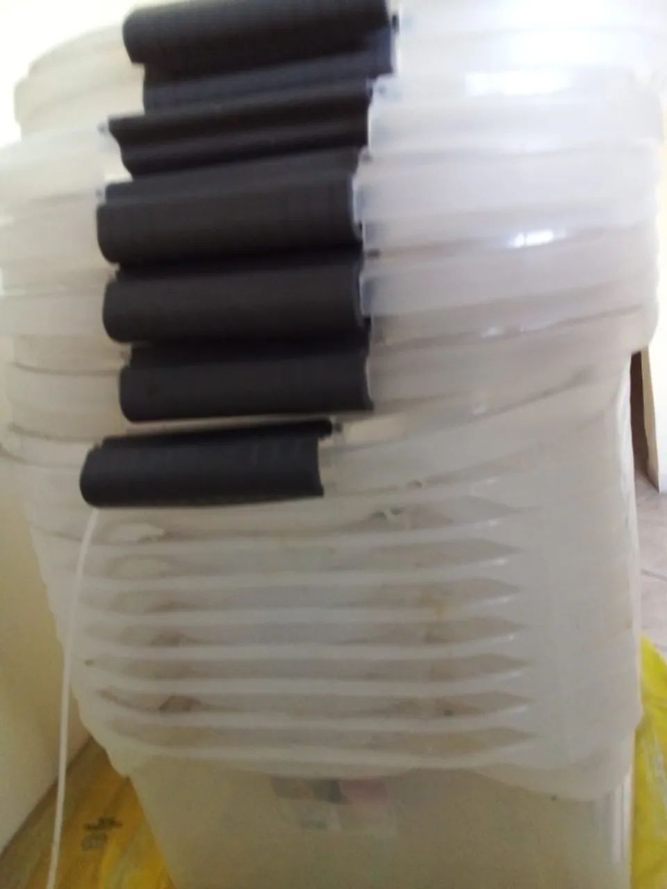Vendo  contêiner e camisas de manga e sem mangas.