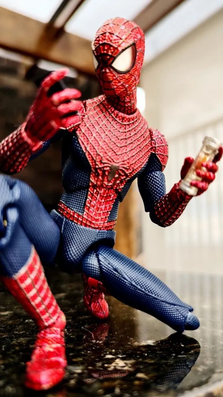 Homem Aranha Mafex Amazing 2 Versão Deluxe Com parede Magnética