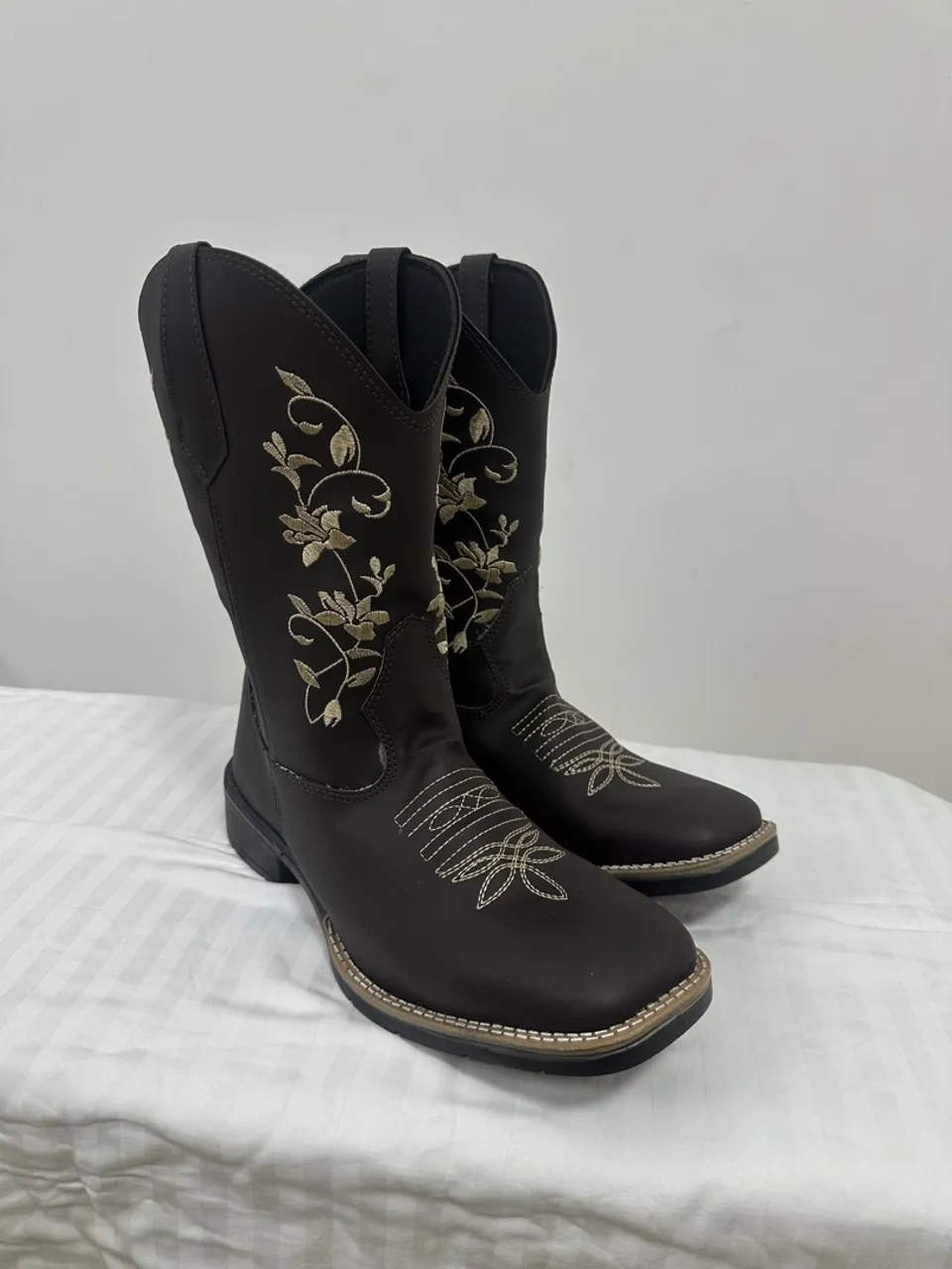 Bota Bordada Marrom - Estilo e Conforto
