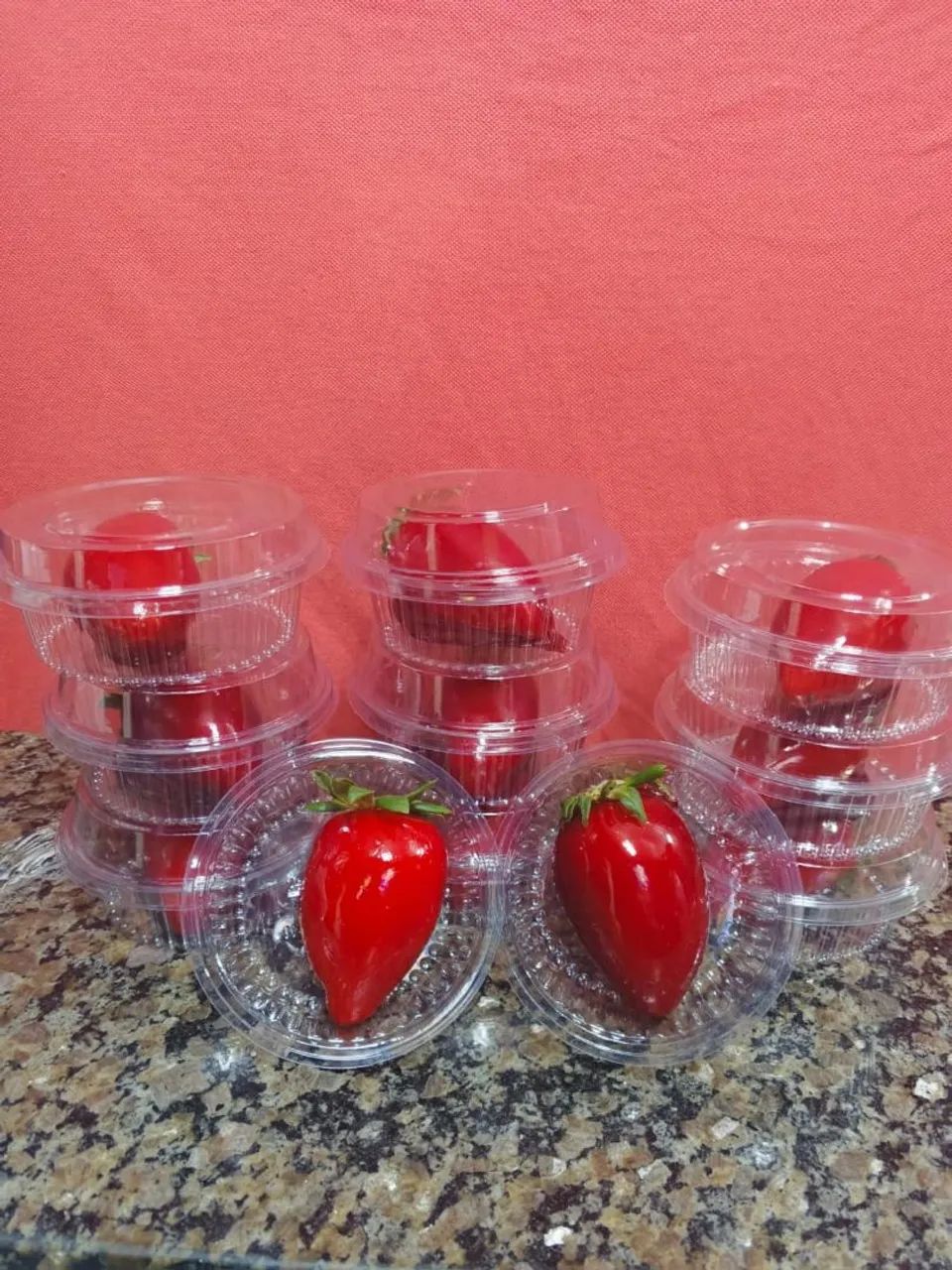 Morangos frescos embalados. Morango do amor 