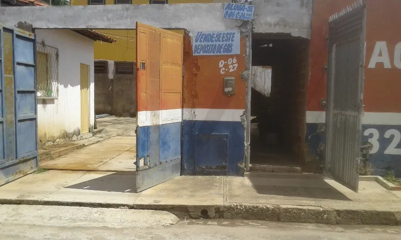 Sobrado com 4 kitnets para aluguel e terreno para aumentar