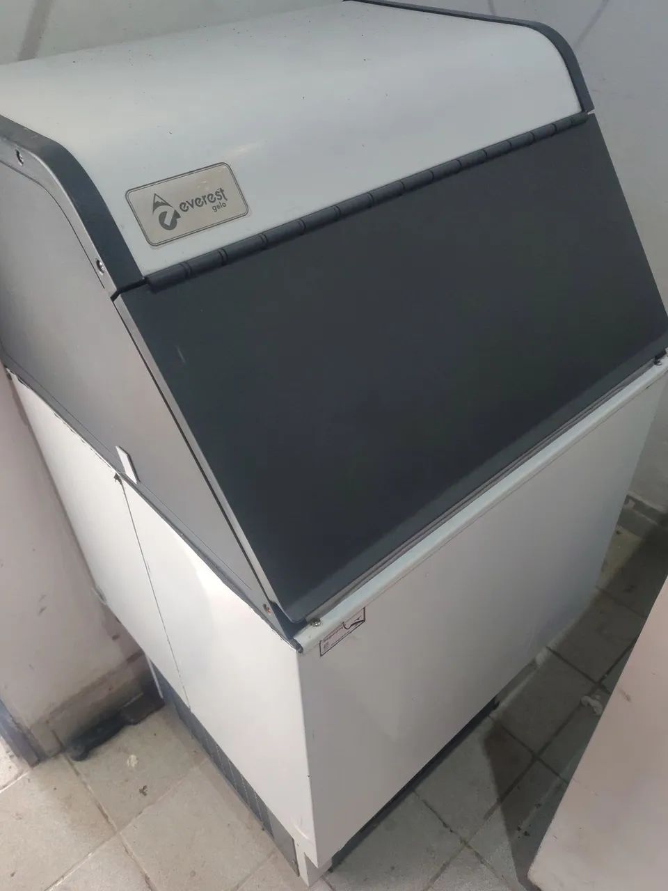 Máquina de gelo Everest 75 kg nova com 6 meses de uso