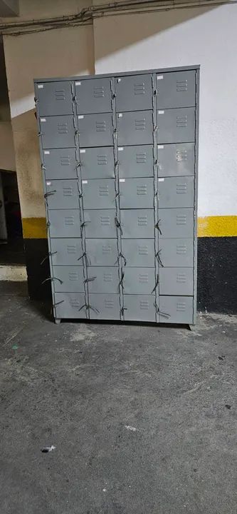 550,00 reais Armário de aço com 32 Gavetas