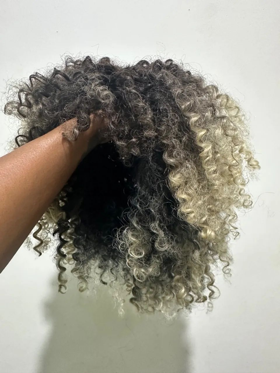 Lace Wig orgânica com mechas platinadas 