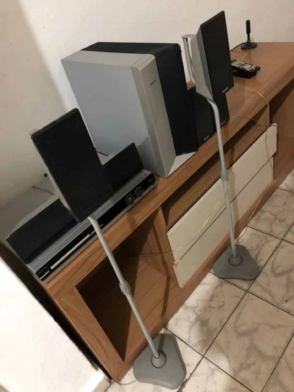 Mini System Philips com Caixas Acústicas e Suportes