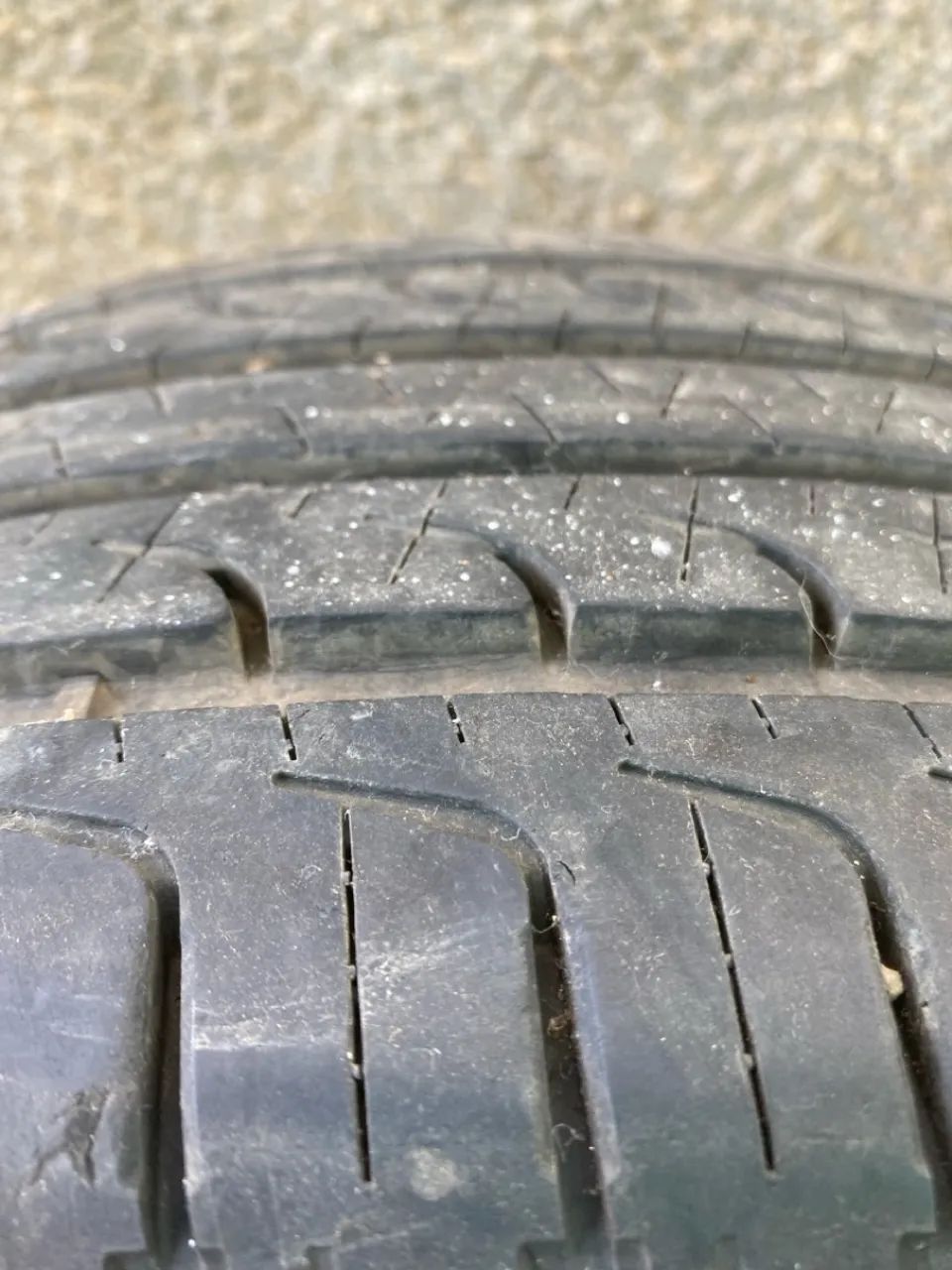 Pneus Goodyear 215/60/17 - 98% de Borracha