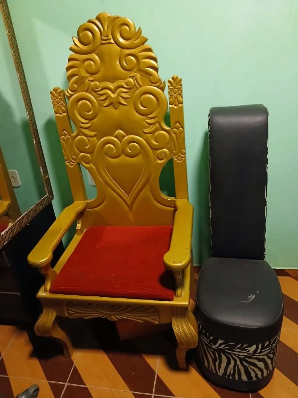 Cadeira Trono Dourada + Puff Tamanco - Foto 2